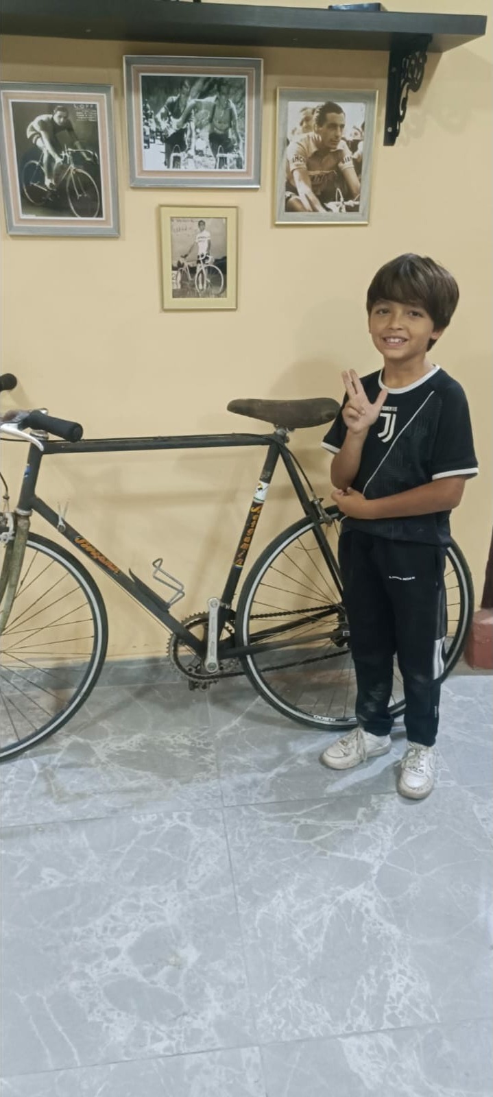 Bicicleta clásica italiana y retratos de campeones del Giro d'Italia